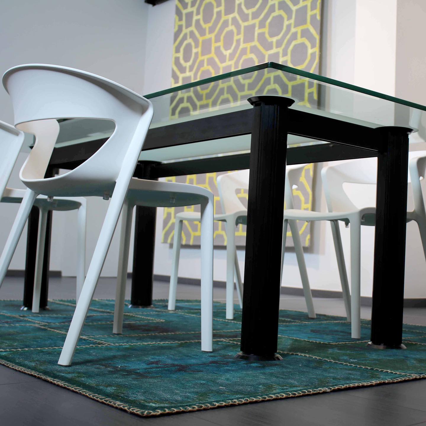 Un tappeto moderno Artorient Monocolor ottanio sotto un tavolo da pranzo: la forma rettangolare di entrambi crea equilibrio come dai consigli di Artorient