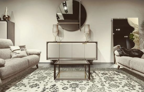 foto in bianco e nero di un salotto moderno con tappeto orientale Artorient Milano posto come sotto tavola