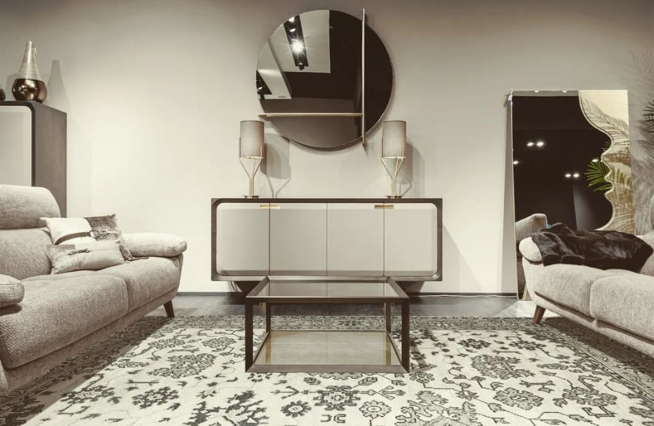 foto in bianco e nero di un salotto moderno con tappeto orientale Artorient Milano posto come sotto tavola