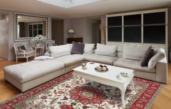 salotto moderno con tappeto orientale Artorient Milano bianco e rosso