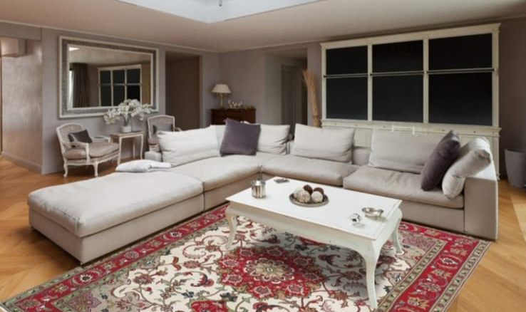 salotto moderno con tappeto orientale Artorient Milano bianco e rosso in disposizione a L
