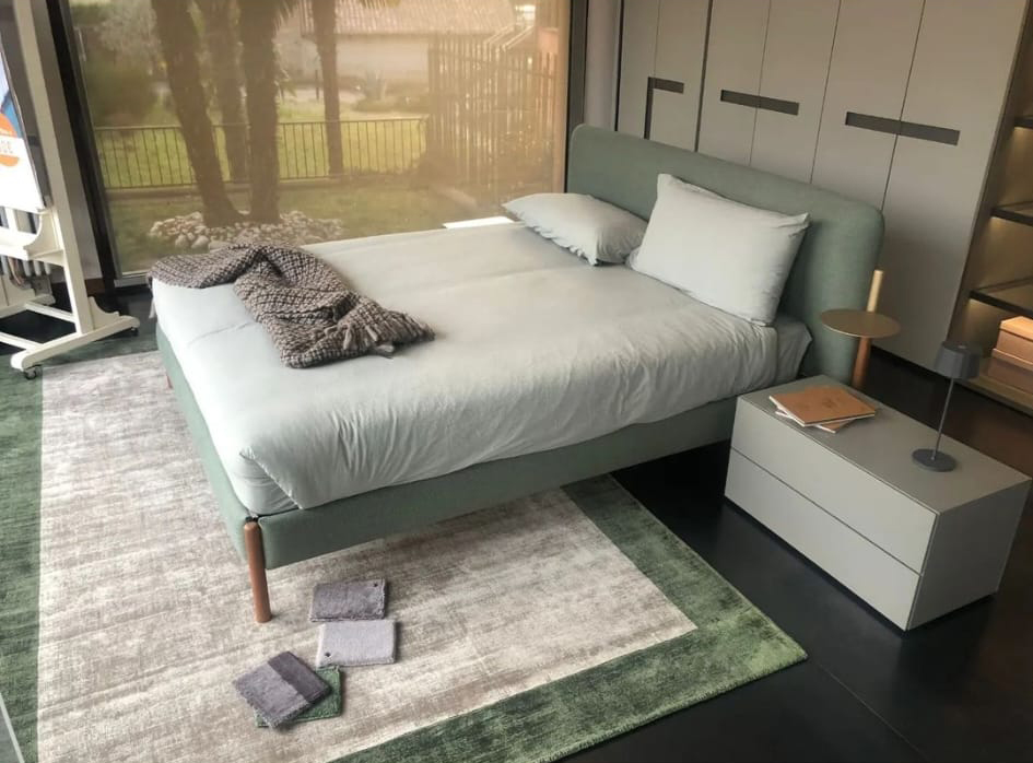 Tappeto Artorient moderno modello border per camera da letto: dovrebbe sporgere per almeno 60 cm dai lati e dai piedi del letto