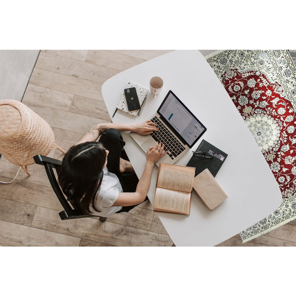 donna in ufficio moderno con tappeto persiano nain rosso originale