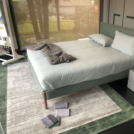 tappeto moderno in camera da letto sovvrapposto con layer look