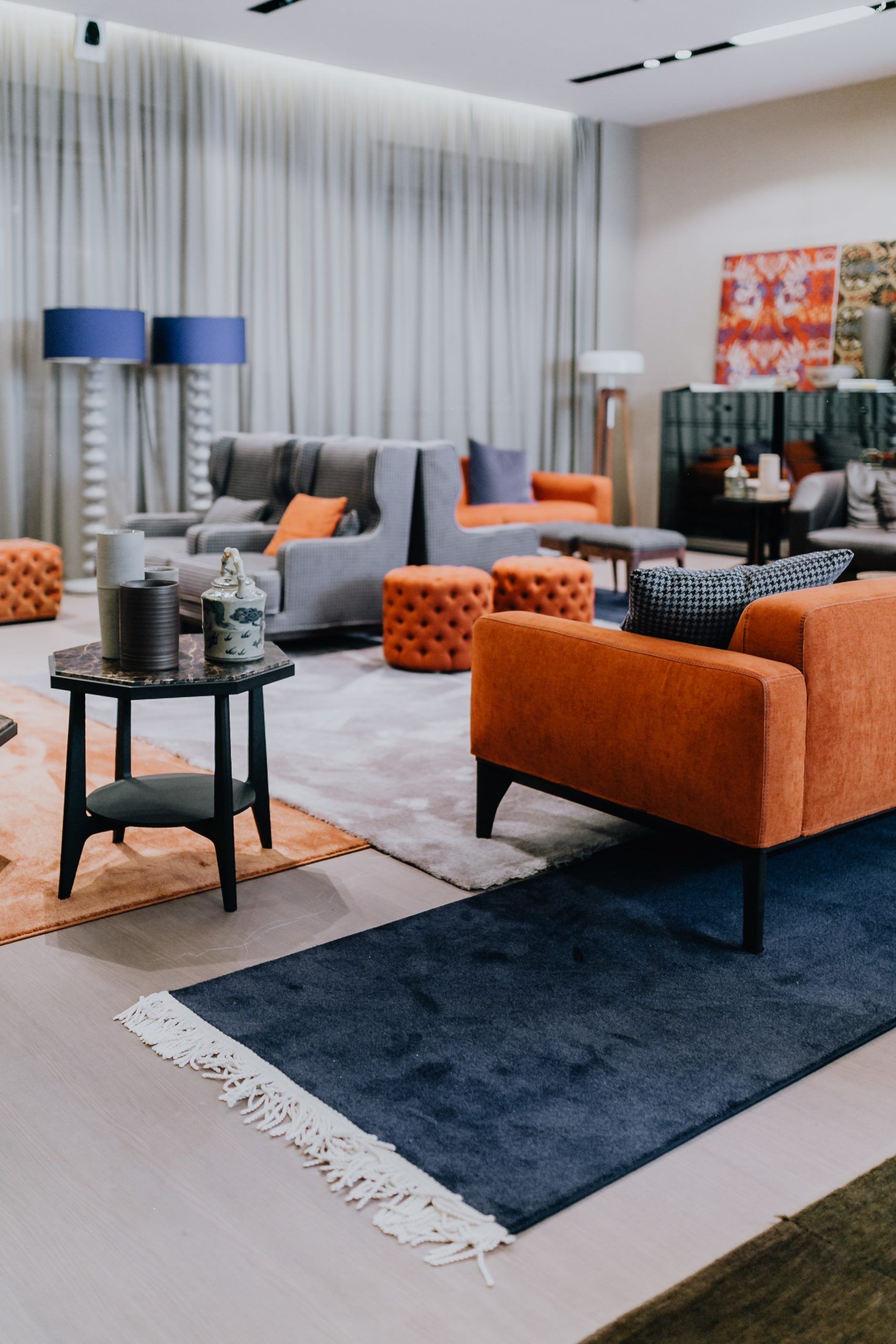 salotto moderno con tris di tappeti contemporanei Artorient per delimitare le zone conversazione