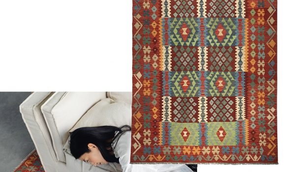tappeto kilim Artorient in primo piano e suo posizionamento sotto divano moderno