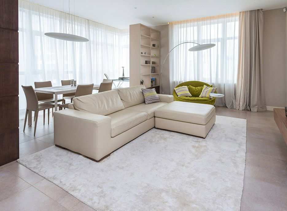 tappeto moderno monocolor tinta unita cloud dancer in salotto moderno