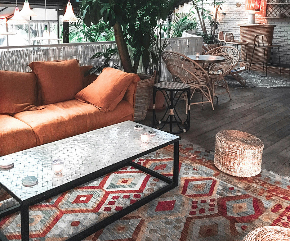 tappeto kilim con motivi geometrici in giardino verandato