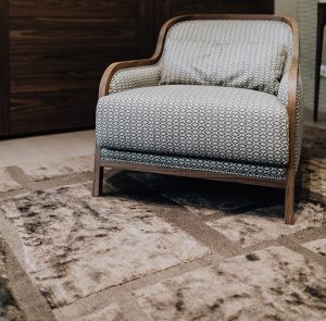 tappeto moderno grigio Artorient su misura sotto poltroncina