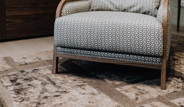 tappeto moderno grigio Artorient su misura sotto poltroncina