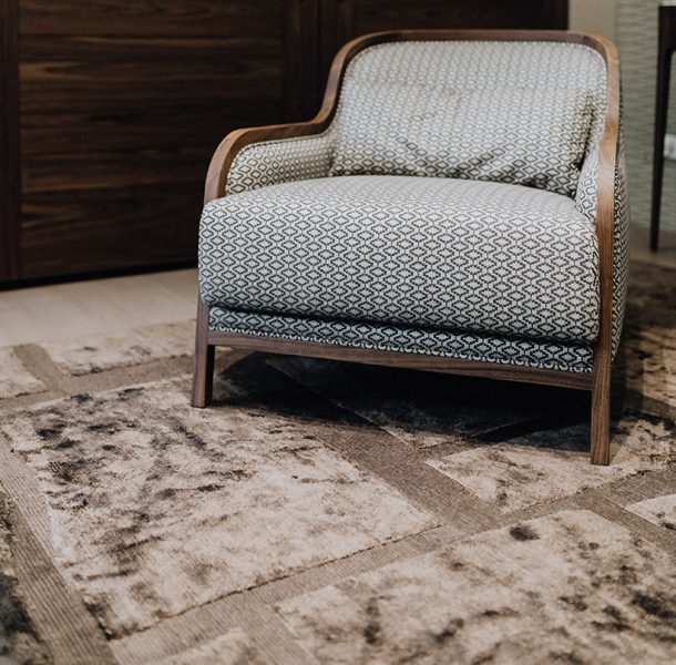 tappeto moderno grigio Artorient su misura sotto poltroncina