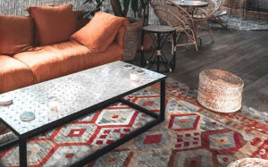 tappeto kilim con motivi geometrici in giardino verandato