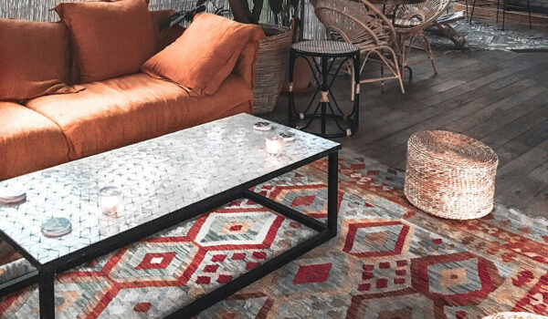 tappeto kilim con motivi geometrici in giardino verandato