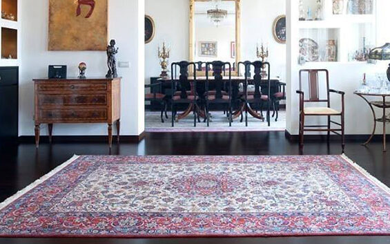 tappeto orientale o persiano antico e originale rosso e bianco in salotto classico