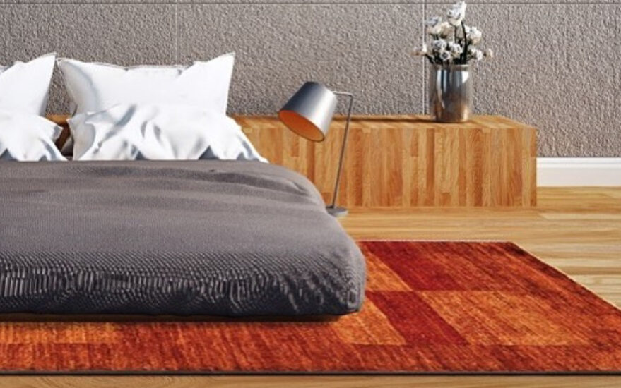 Tappeto moderno geometrico rosso e arancio con forme geometriche rettangolari, in camera da letto moderna e minimalista dal letto a futon