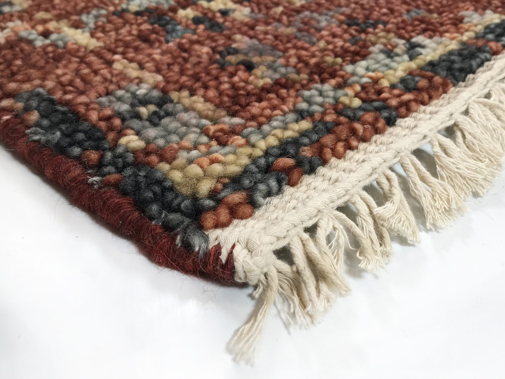dettaglio bordi e frange di un tappeto di qualità annodato a mano