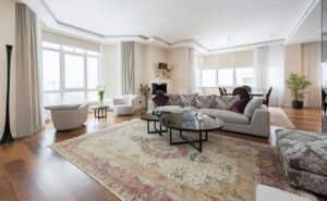 tappeto antico artorient in soggiorno tradizionale con elementi moderni