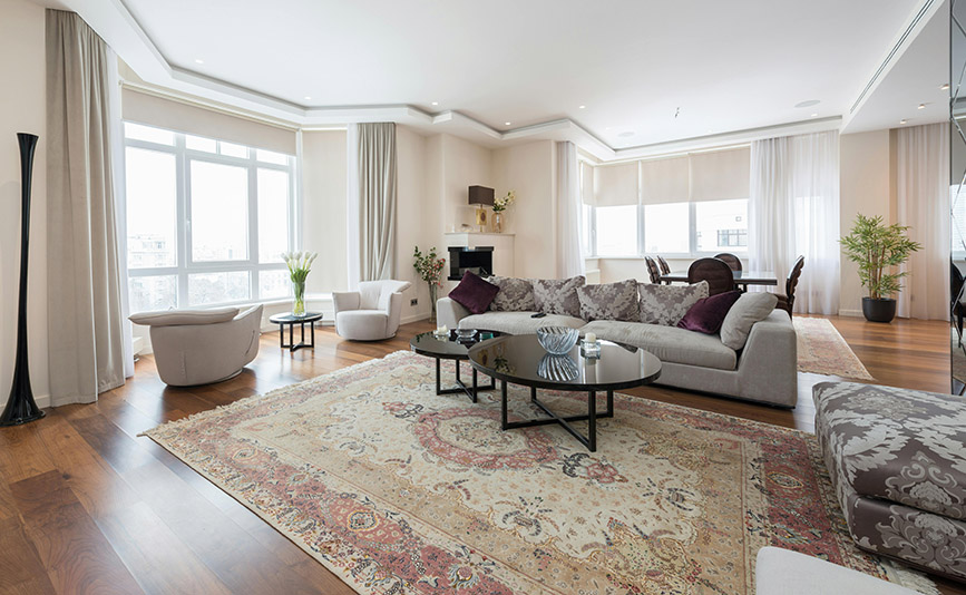 tappeto antico artorient in soggiorno tradizionale con elementi moderni