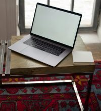 tappeto kilim rosso classico sotto scrivania da ufficio