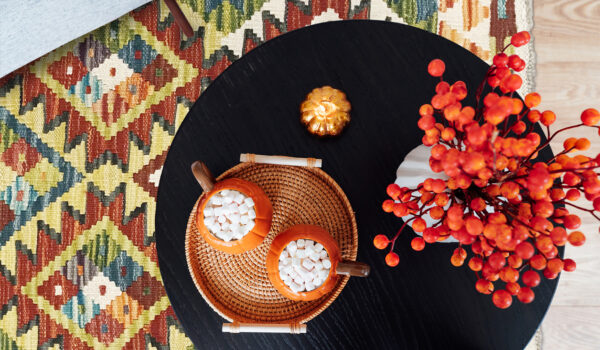 tappeto kilim sotto tavolino da soggiorno