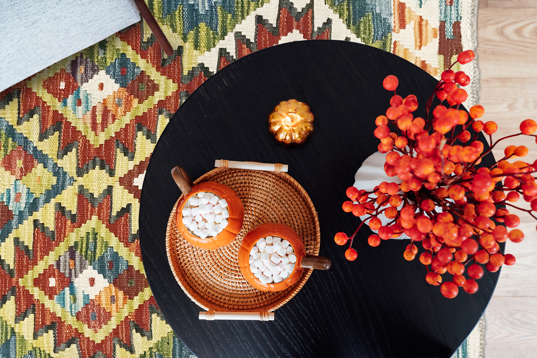 tappeto kilim sotto tavolino da soggiorno